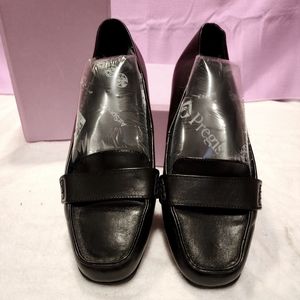 CLEARANCE Womans 9.5 W Loafers